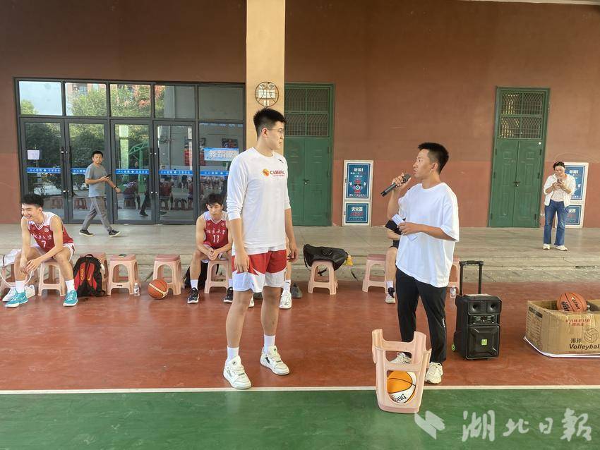 包含青少年“公益助学”篮球公益行在贵州顺利完成,帮助边远地区孩子实现梦想的词条 包含青少年“公益助学”篮球公益行在贵州顺利完成,帮助边远地区孩子实现梦想的词条